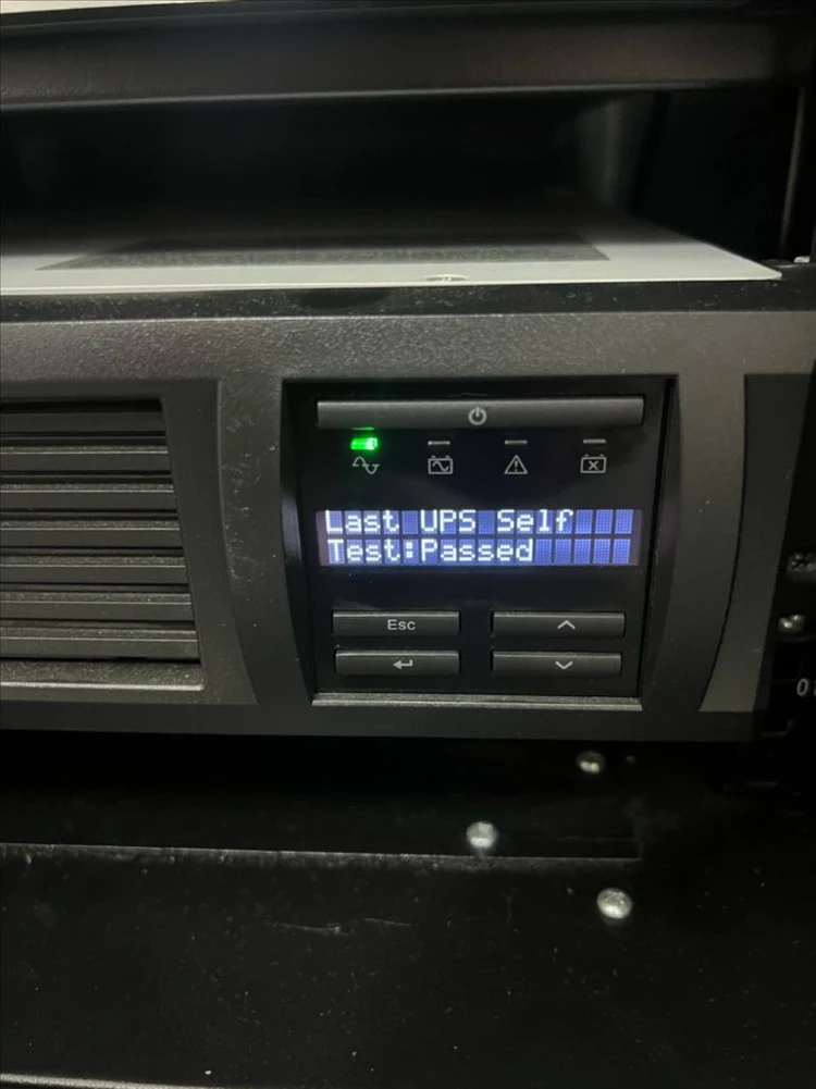 APC Smart-UPS SMT1500RM12U 무정전 전원 장치 이미지
