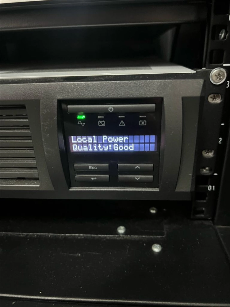 APC Smart-UPS SMT1500RM12U 무정전 전원 장치 이미지