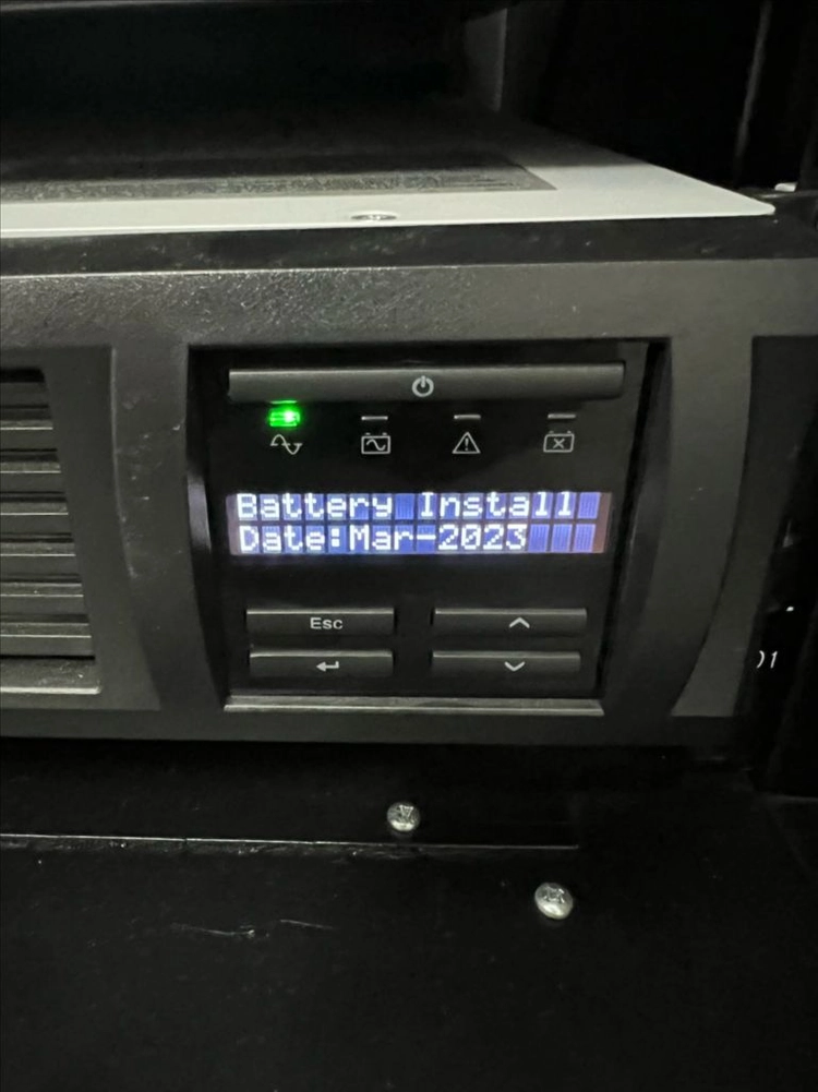 APC Smart-UPS SMT1500RM12U 무정전 전원 장치 이미지