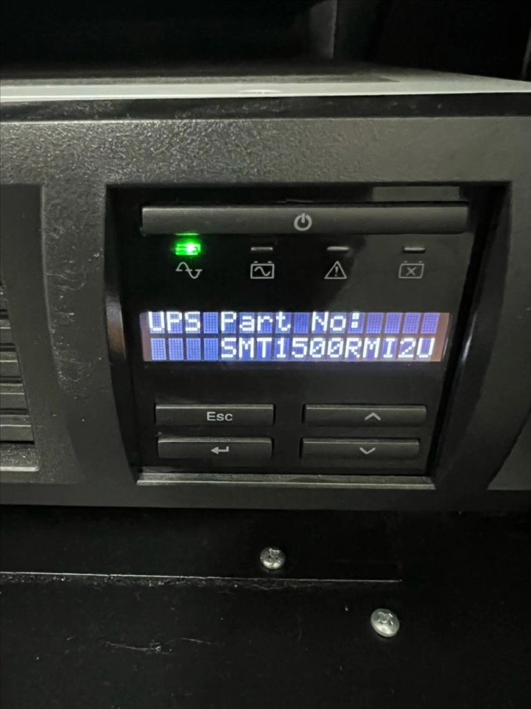 APC Smart-UPS SMT1500RM12U 무정전 전원 장치 이미지