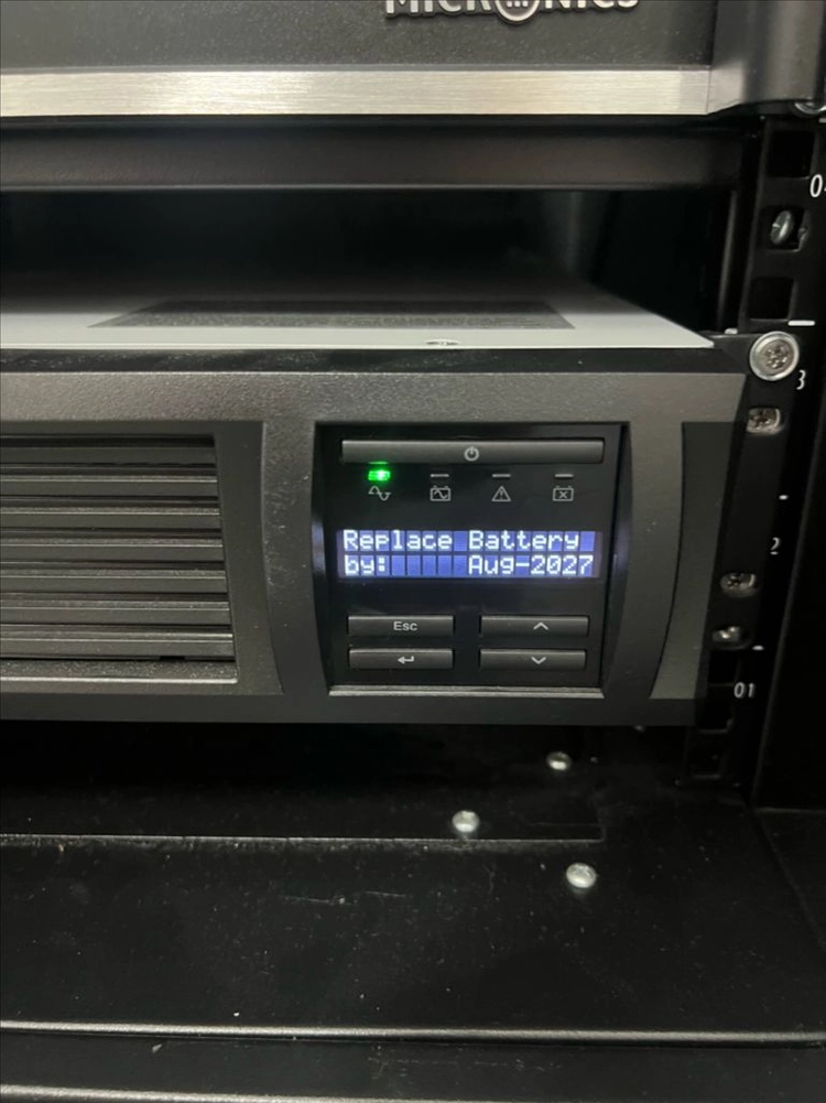 APC Smart-UPS SMT1500RM12U 무정전 전원 장치 이미지