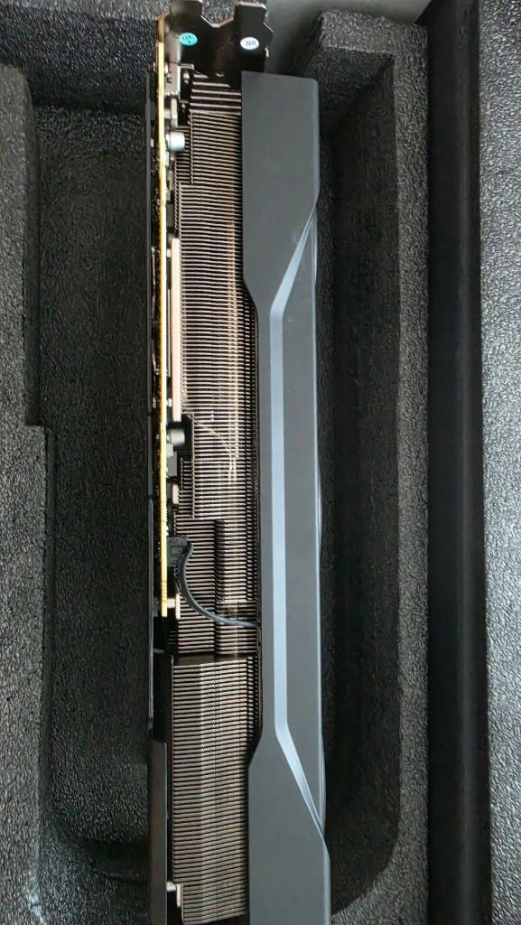 XFX RX 9070XT 그래픽카드 이미지