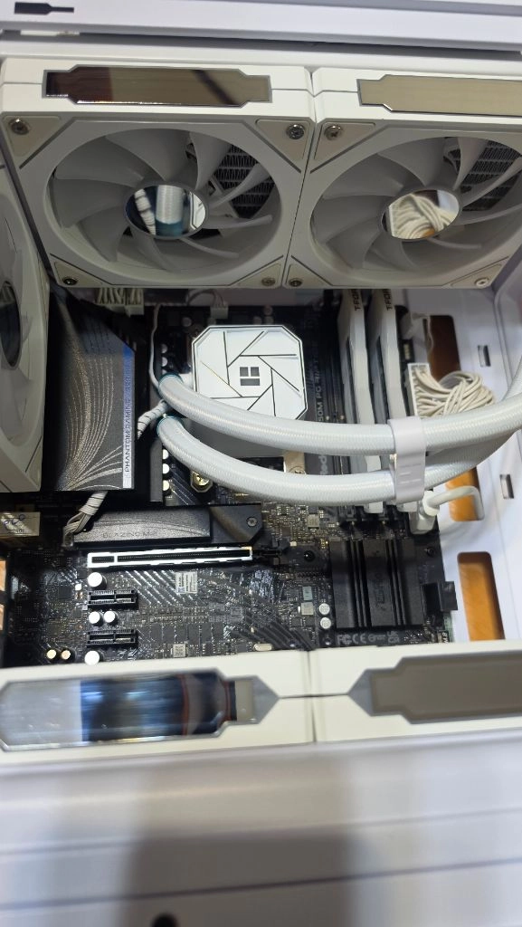 라이젠 9600x rtx5060ti 컴퓨터 본체 이미지