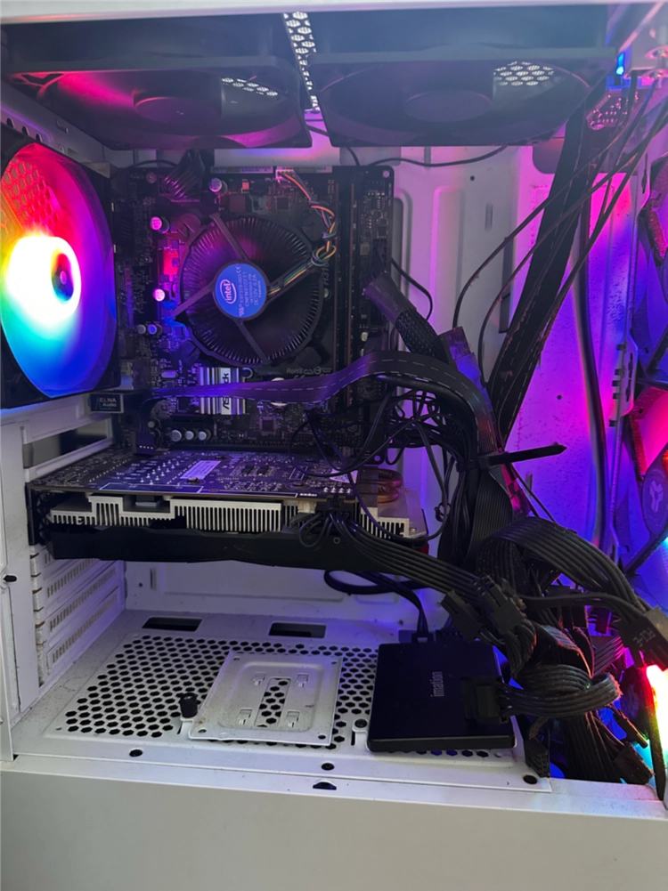 화이트 PC 본체 (i5-9400F, RTX 2060) 게이밍본체 이미지