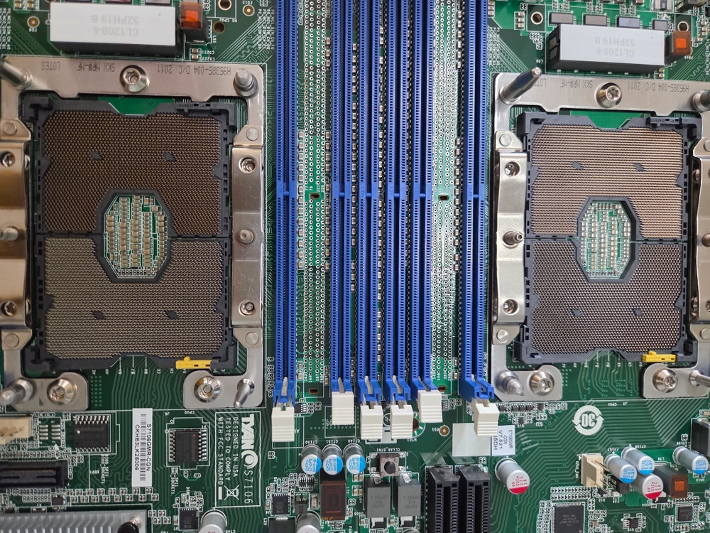 TYAN S7106 듀얼소켓 서버 마더보드 랙 이미지