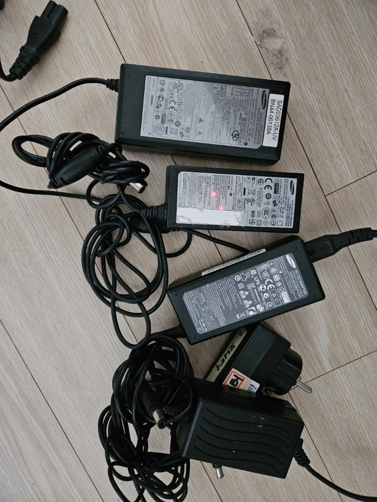 노트북 충전기,다이슨 충전기,모니터 충전기등 여러가지 이미지