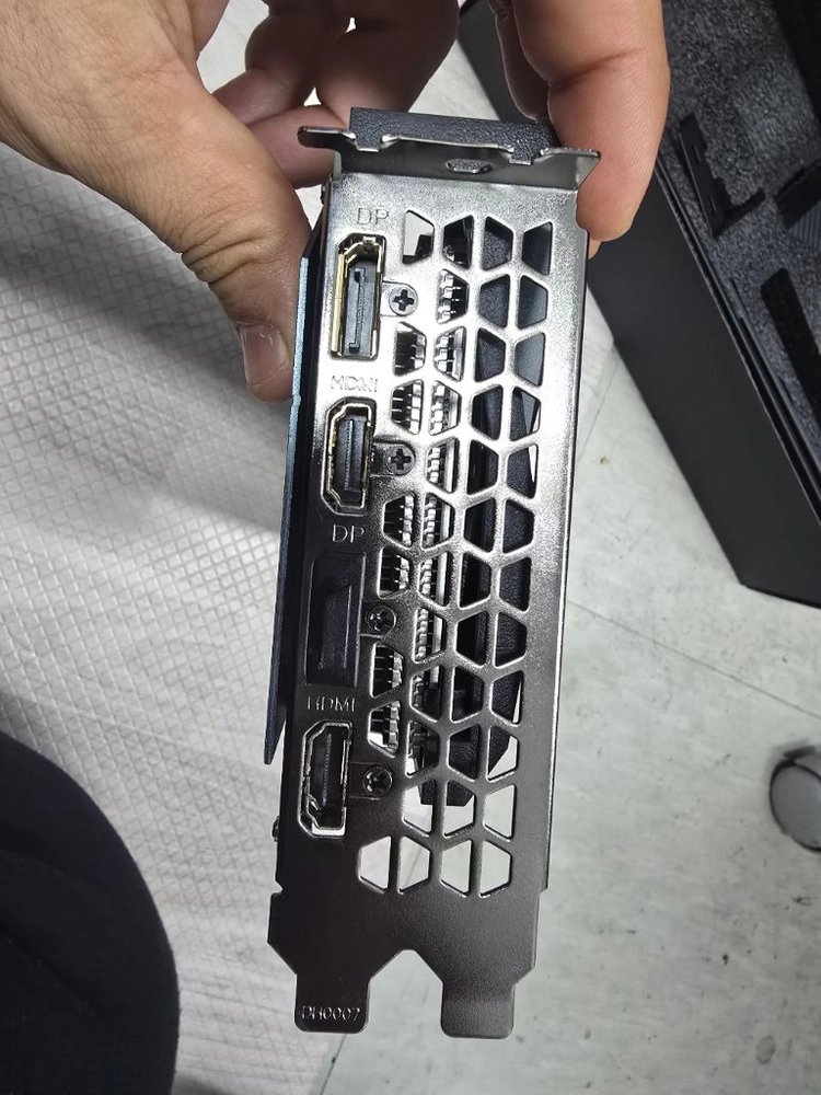 기가바이트 RTX 3050 게이밍 OC 그래픽카드 이미지