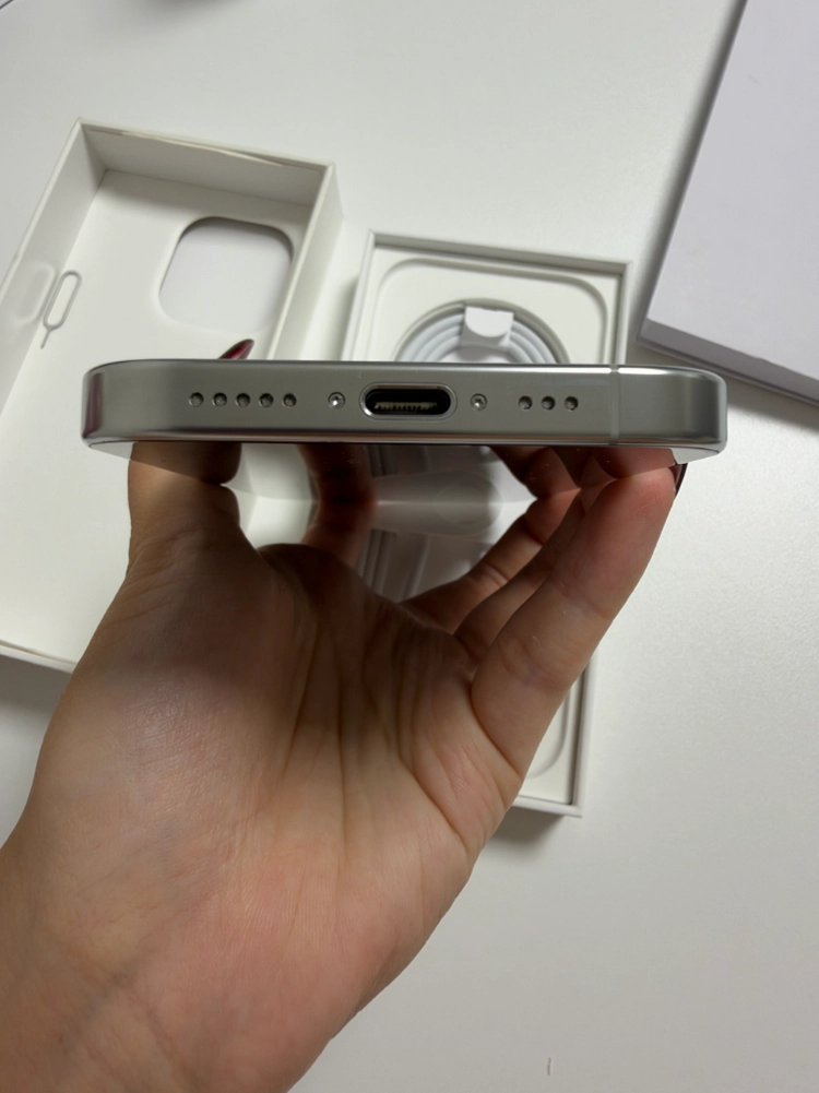 아이폰16 프로 256GB 화이트티타늄 이미지