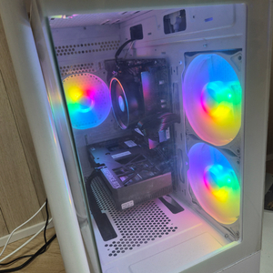 [3개월 사용/급매] 깨끗하게 쓴 화이트 게이밍 컴퓨터(pc) 판매해요! (RTX 5060 / 1TB SSD) 이미지