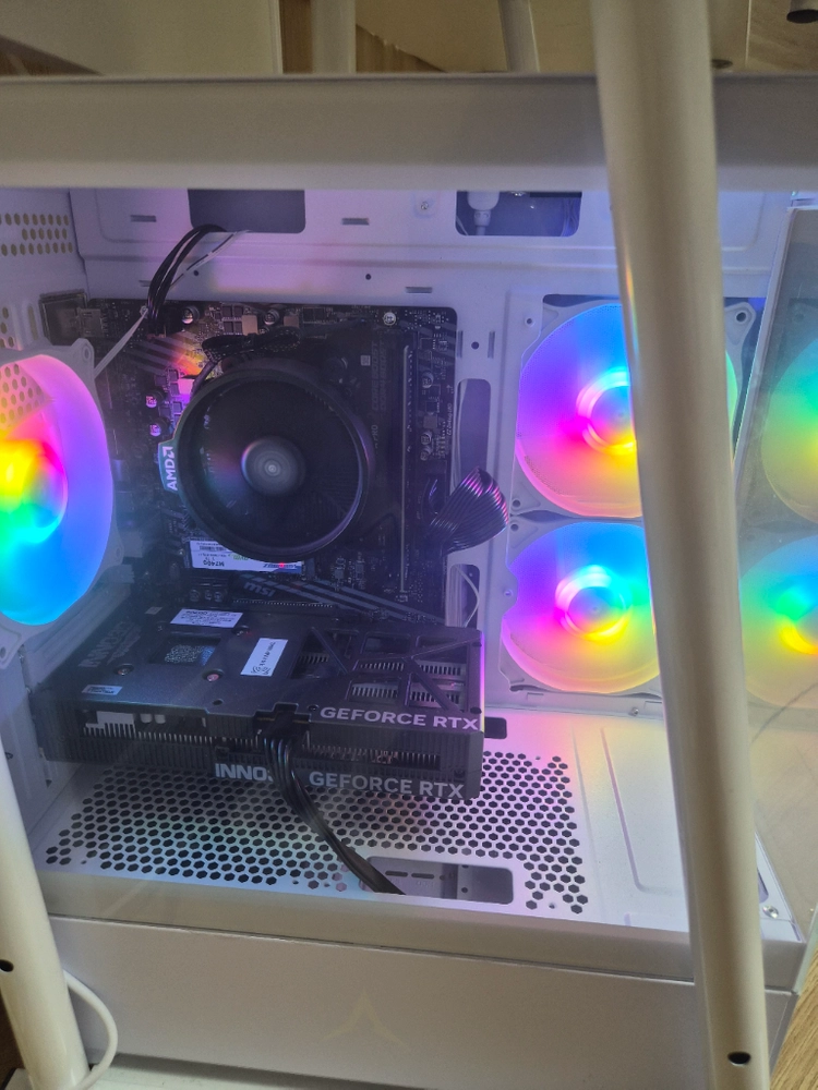 [3개월 사용/급매] 깨끗하게 쓴 화이트 게이밍 컴퓨터(pc) 판매해요! (RTX 5060 / 1TB SSD) 이미지
