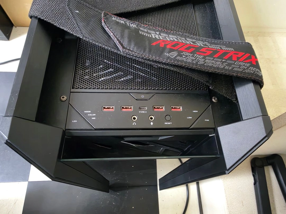 ASUS ROG Helios 케이스 , ROG 그래픽카드 지지대 이미지