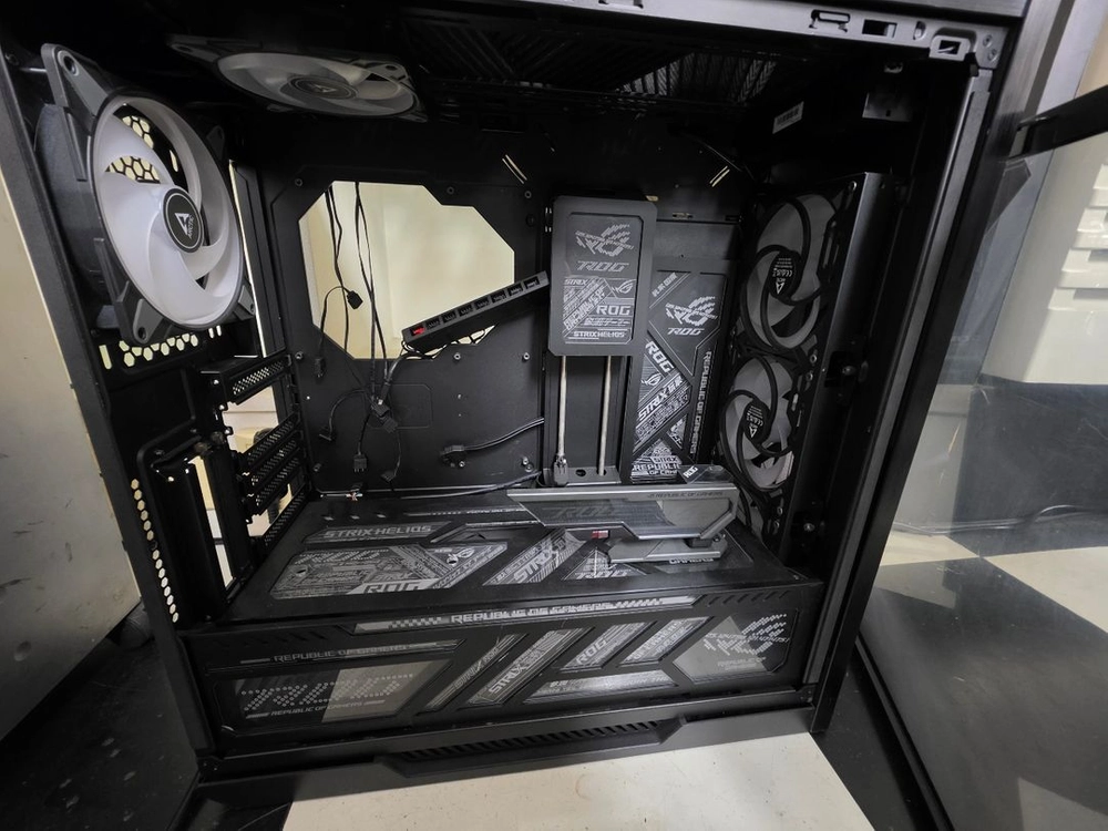 ASUS ROG Helios 케이스 , ROG 그래픽카드 지지대 이미지