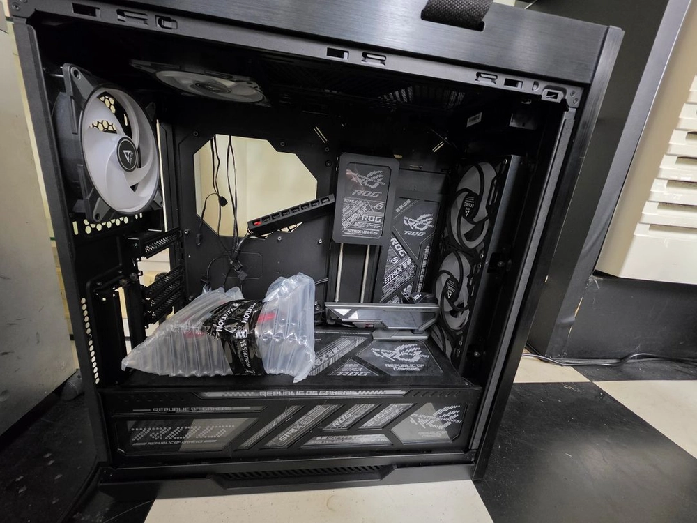 ASUS ROG Helios 케이스 , ROG 그래픽카드 지지대 이미지