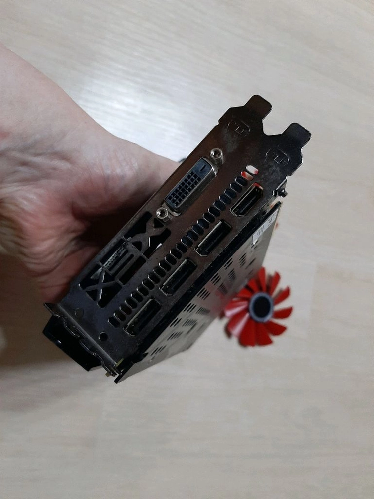 XFX 라데온 RX 570.4GB그래픽카드 이미지