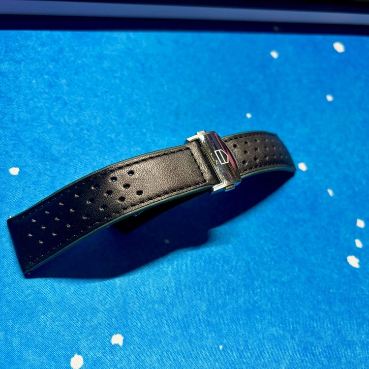 태그호이어 정품 까레라 41MM 펀칭 디테일의 블랙 가죽 스트랩 이미지