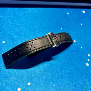 태그호이어 정품 까레라 41MM 펀칭 디테일의 블랙 가죽 스트랩 이미지