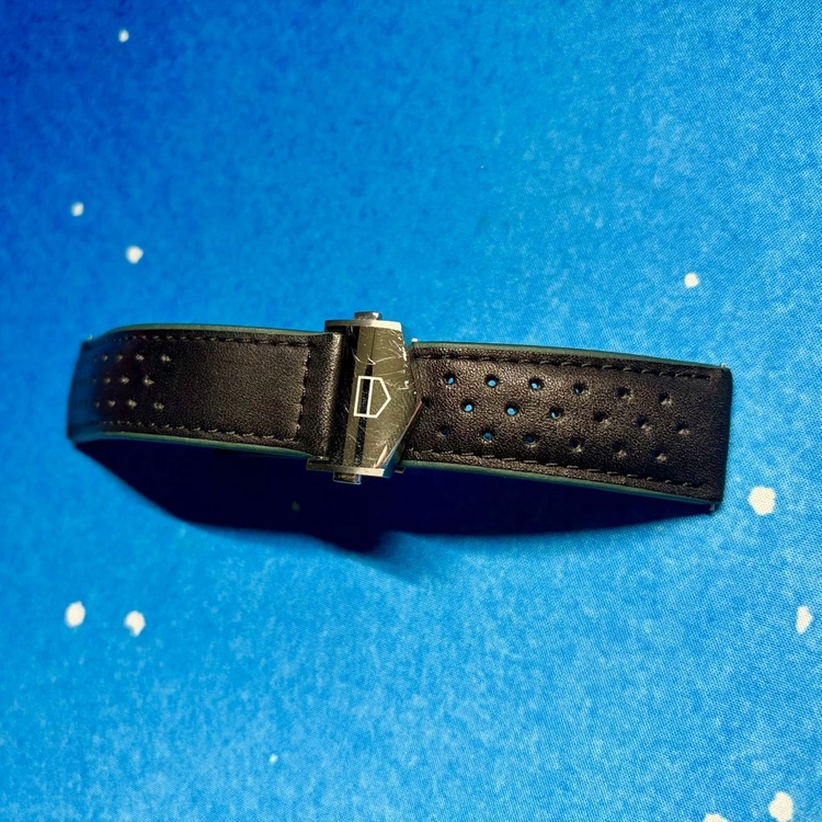 태그호이어 정품 까레라 41MM 펀칭 디테일의 블랙 가죽 스트랩 이미지