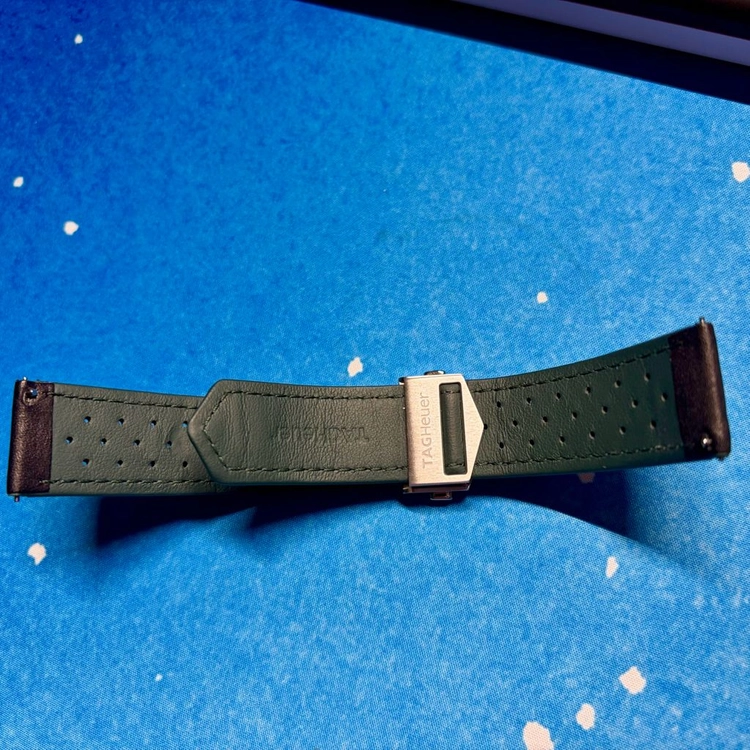 태그호이어 정품 까레라 41MM 펀칭 디테일의 블랙 가죽 스트랩 이미지