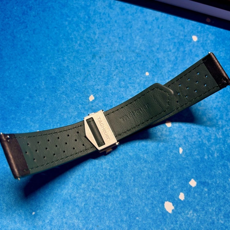 태그호이어 정품 까레라 41MM 펀칭 디테일의 블랙 가죽 스트랩 이미지