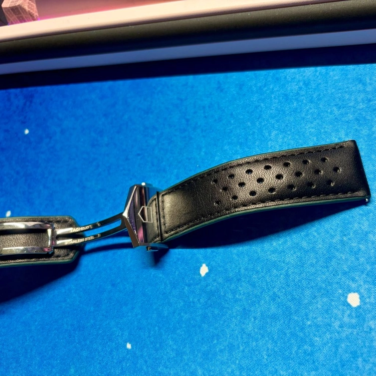 태그호이어 정품 까레라 41MM 펀칭 디테일의 블랙 가죽 스트랩 이미지