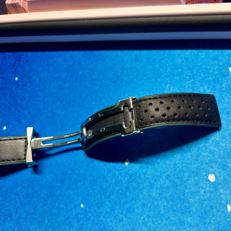 태그호이어 정품 까레라 41MM 펀칭 디테일의 블랙 가죽 스트랩 이미지