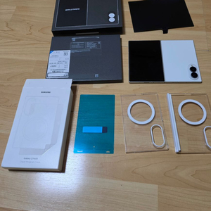 (새것급) 갤럭시 폴드8 자급제 256GB 크림 팔아요 이미지
