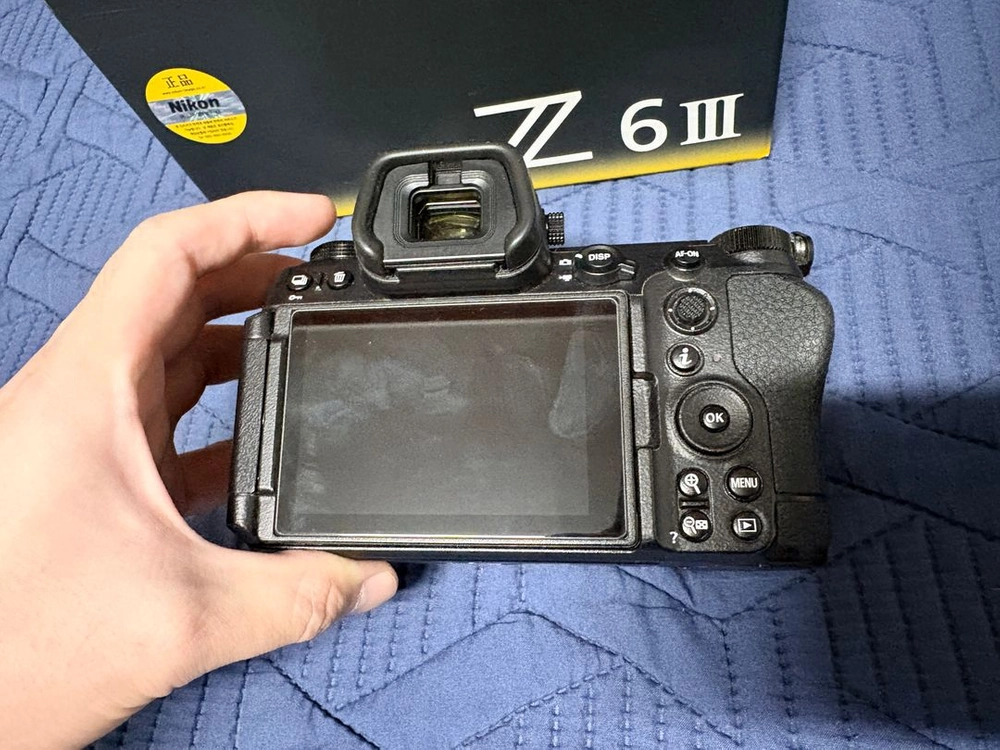 니콘 Z6III 미러리스 바디 세트 판매합니다. (배터리 3EA, L플레이트, 4구 충전기, 아이컵 등등 포함) 이미지