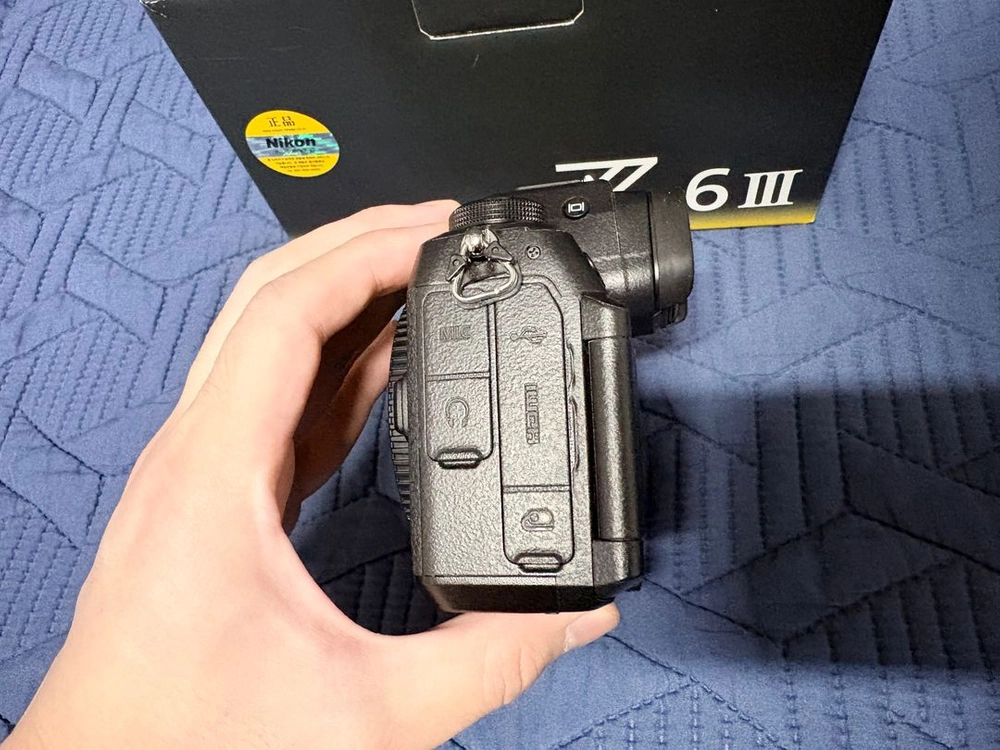 니콘 Z6III 미러리스 바디 세트 판매합니다. (배터리 3EA, L플레이트, 4구 충전기, 아이컵 등등 포함) 이미지