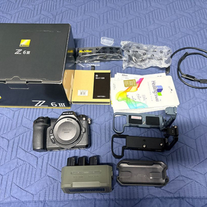 니콘 Z6III 미러리스 바디 세트 판매합니다. (배터리 3EA, L플레이트, 4구 충전기, 아이컵 등등 포함) 이미지