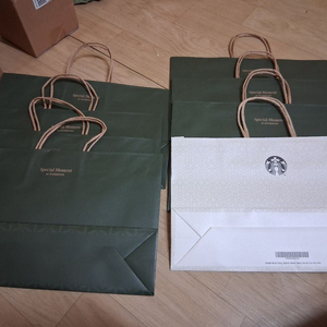 새 제품 스타벅스 쇼핑백 8개 일괄 택포함 9,000원 입니다. 이미지