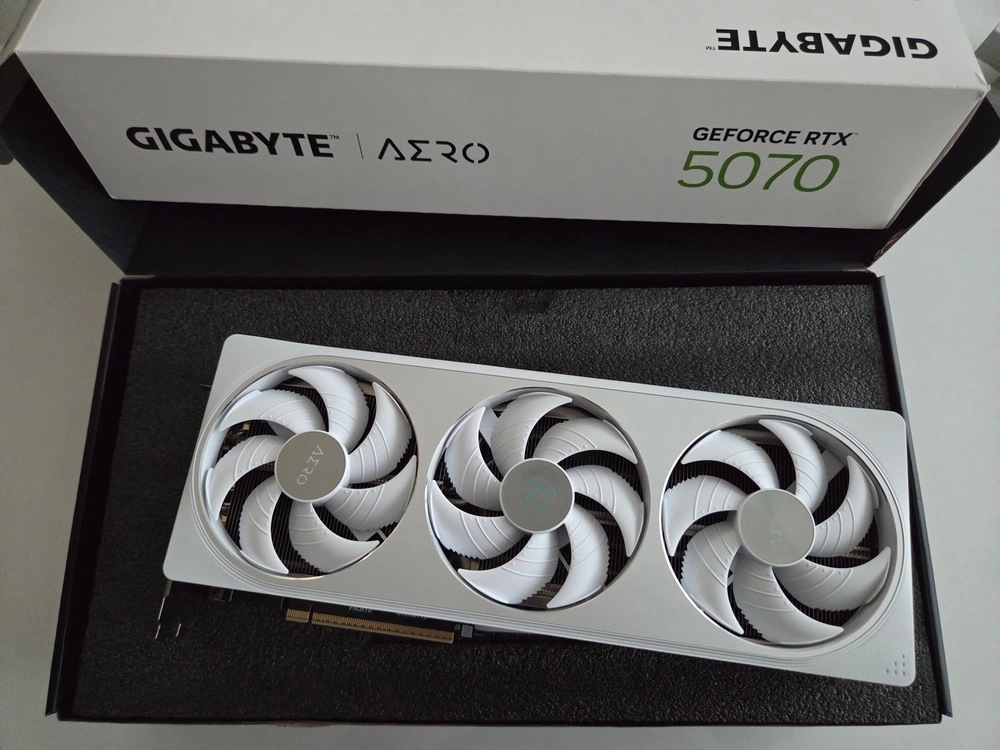 그래픽카드 RTX 5070 Aero 에어로 OC 12G 이미지