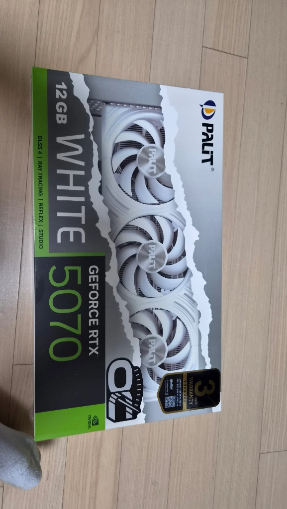 PALIT RTX 5070 WHITE 12GB 그래픽카드 이미지