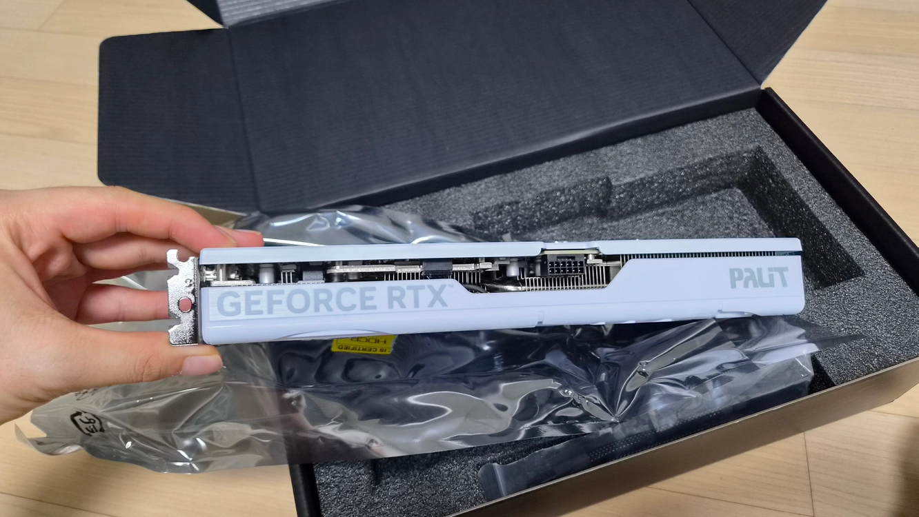 PALIT RTX 5070 WHITE 12GB 그래픽카드 이미지