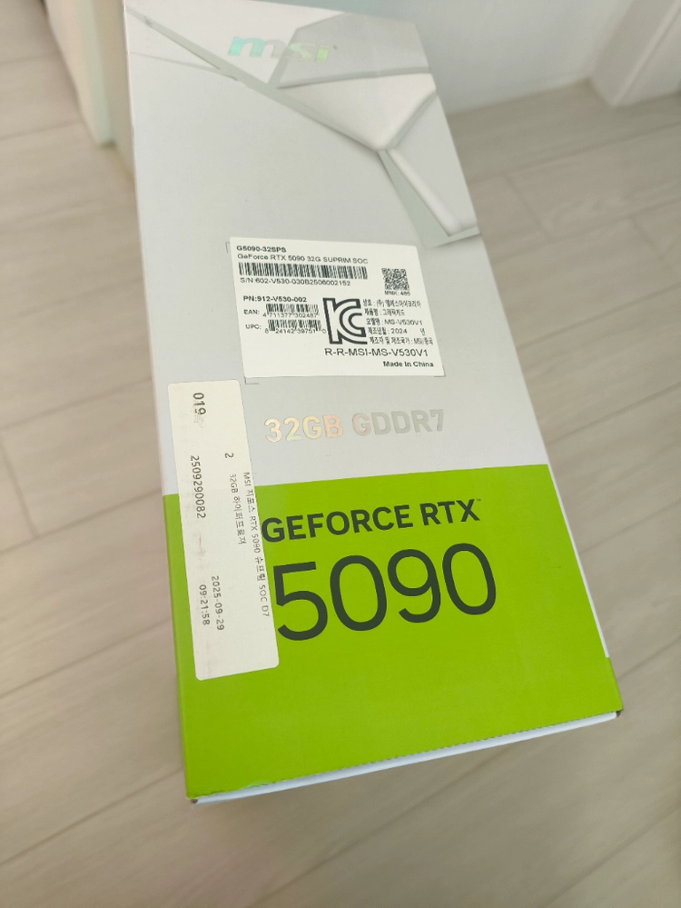 RTX 5090 슈프림 무소음 정품 그래픽카드 이미지