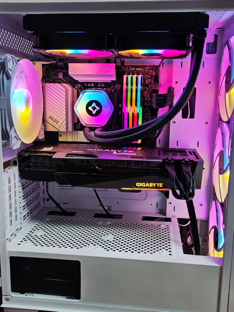 인텔 i7-14700K / rtx3080 화이트 게이밍 컴퓨터 이미지
