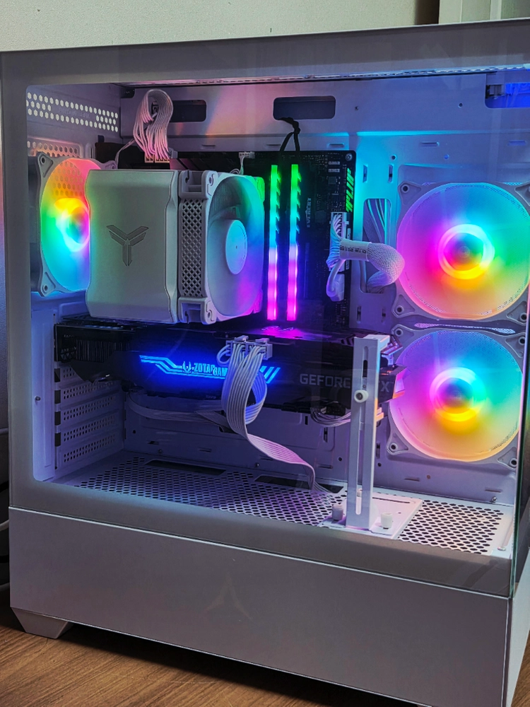 인텔 i7-13700 / RTX3070ti 화이트 게이밍pc 컴퓨터 이미지