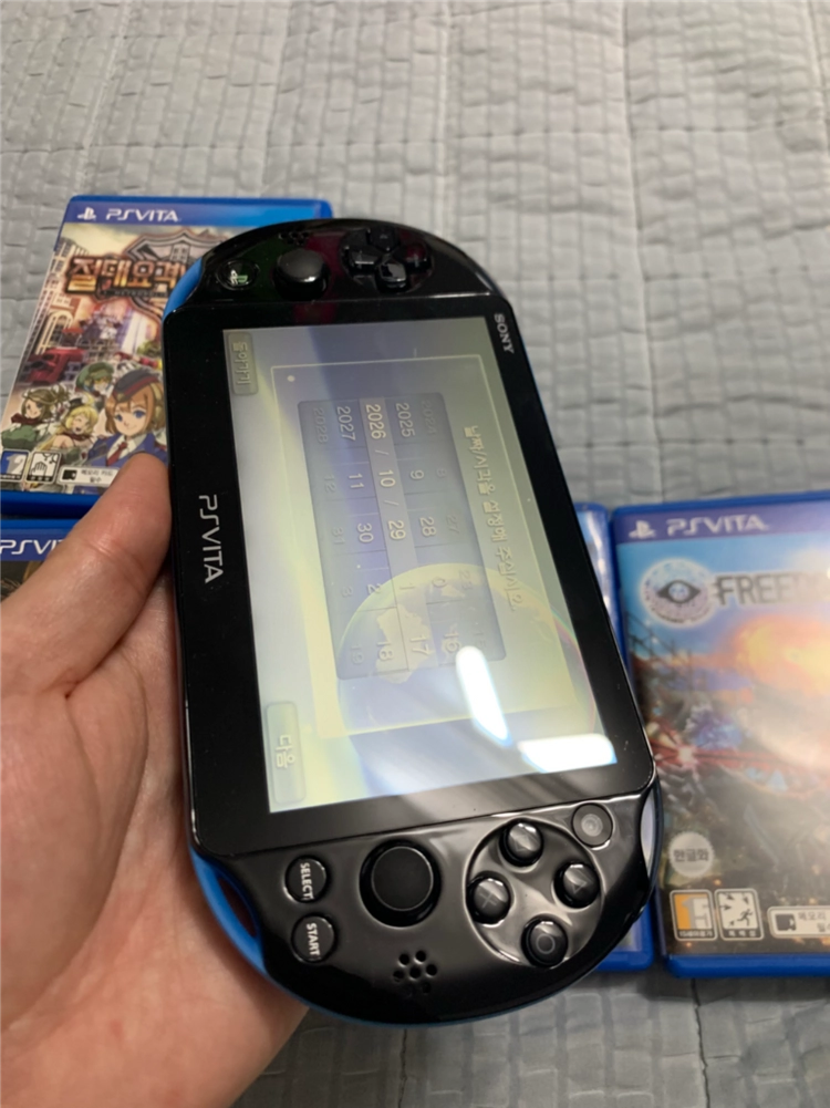 [게임 4개 포함] 소니 PS비타 PSVita 2세대 블랙&블루 팝니다. 이미지