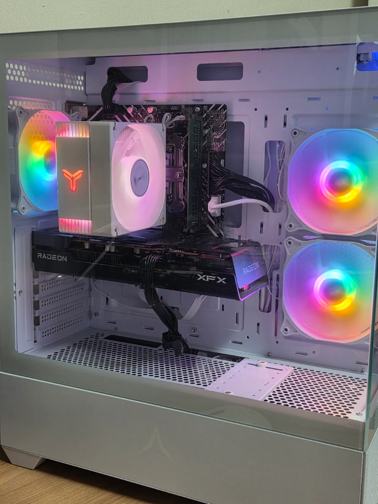 인텔 i5-12400 / rx7600 화이트 컴퓨터pc 이미지