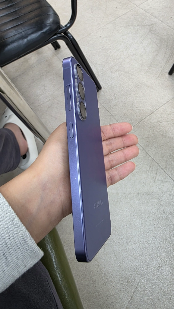 갤럭시s24 256 바이올렛 무잔상 측면기스 b급 싸게처분 쿨거래 이미지