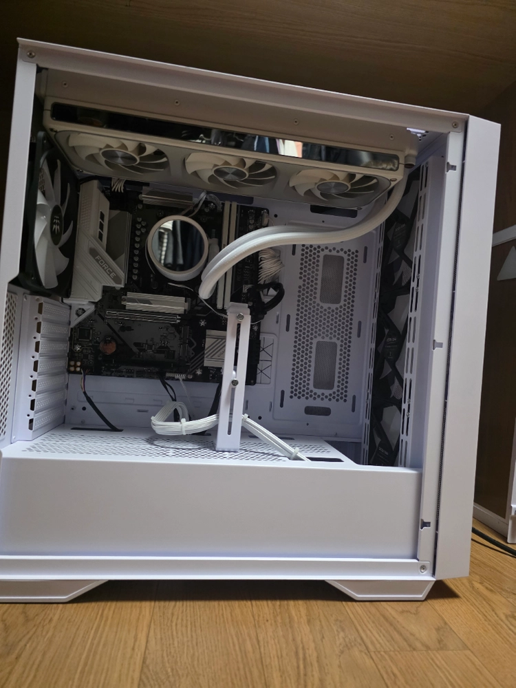AMD 라이젠 9800x3d, ssd1테라, 램 32기가 등 컴퓨터 글카제외 화이트 반본체 판매 이미지