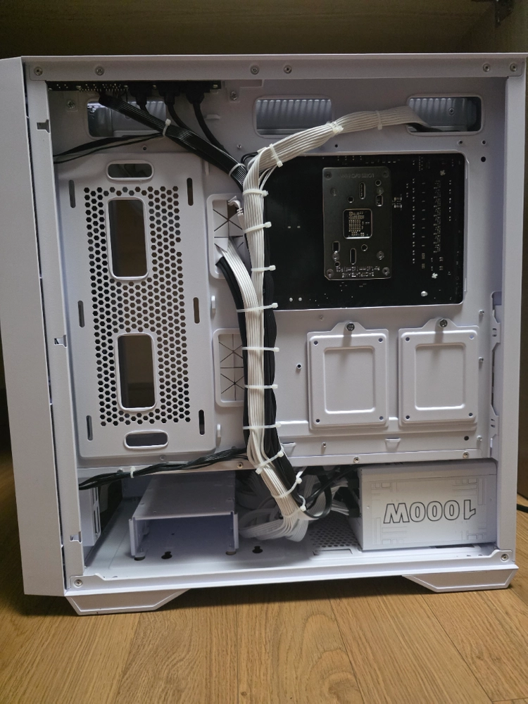 AMD 라이젠 9800x3d, ssd1테라, 램 32기가 등 컴퓨터 글카제외 화이트 반본체 판매 이미지