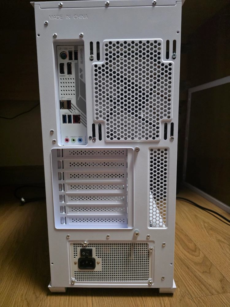 AMD 라이젠 9800x3d, ssd1테라, 램 32기가 등 컴퓨터 글카제외 화이트 반본체 판매 이미지