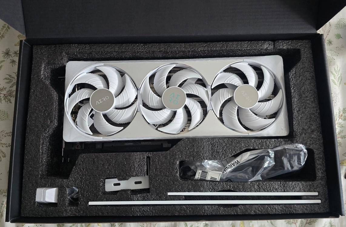기가바이트 RTX 5080 AERO OC SFF 16G 판매합니다. 이미지