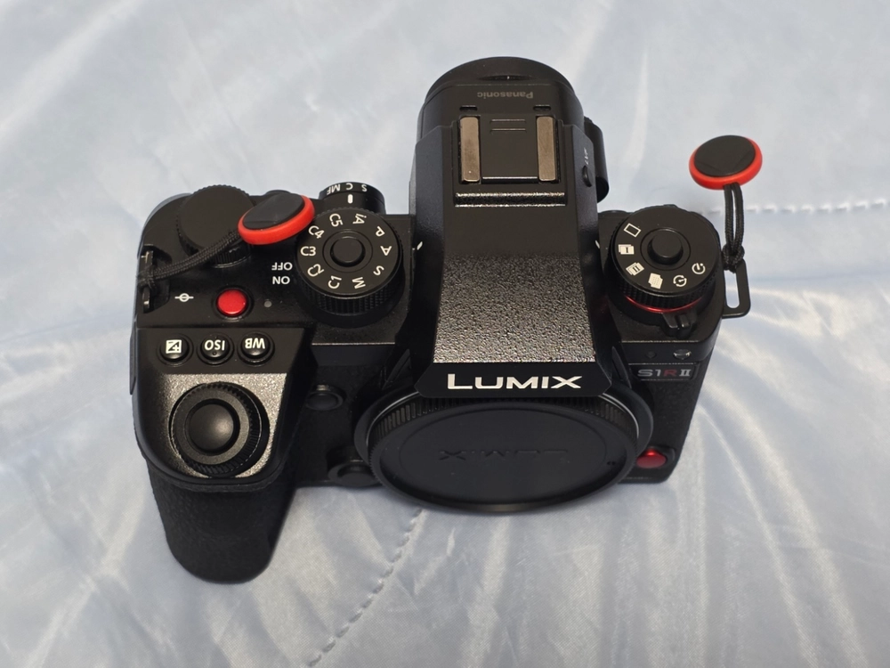 파나소닉 루믹스 S1R2 + 2460 렌즈 카메라 이미지