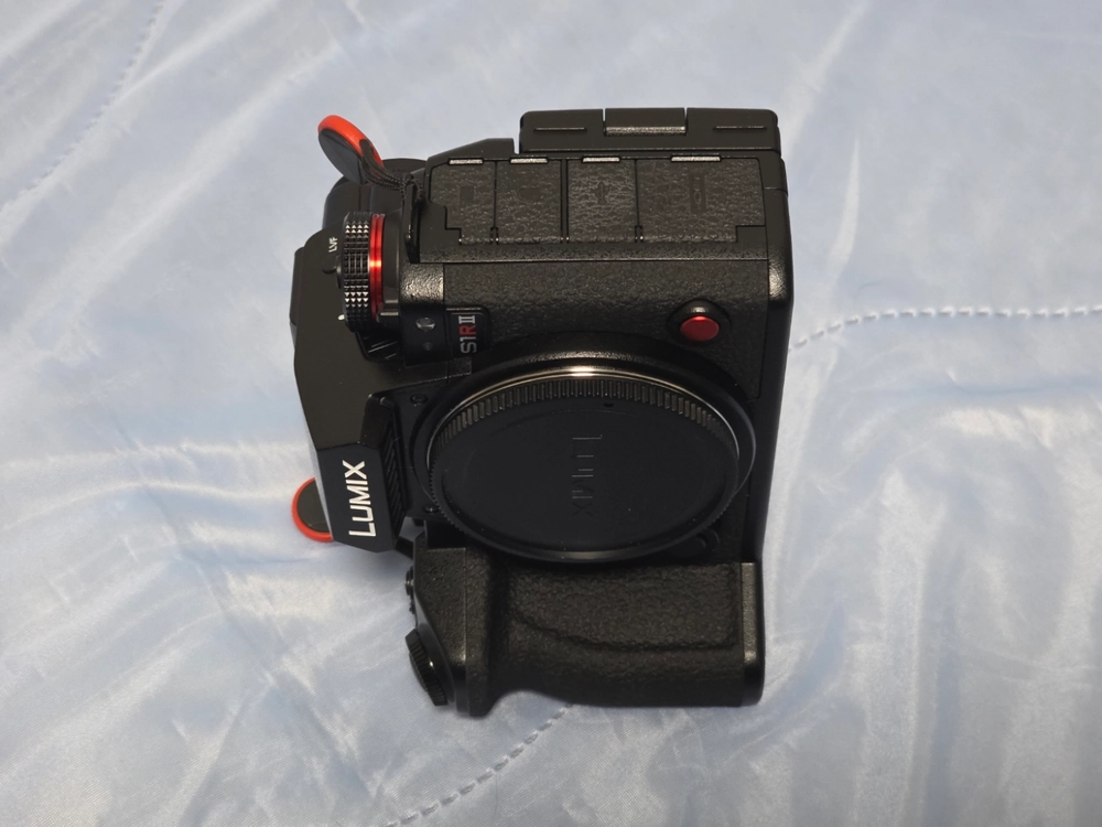 파나소닉 루믹스 S1R2 + 2460 렌즈 카메라 이미지
