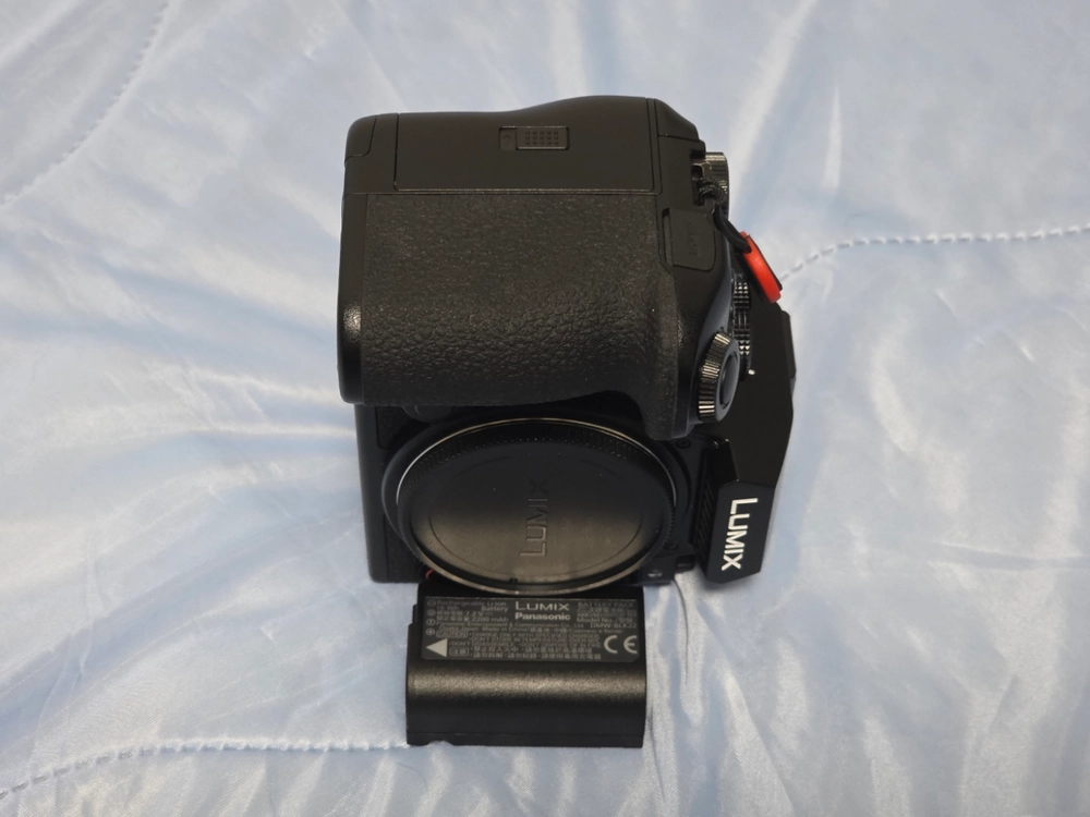 파나소닉 루믹스 S1R2 + 2460 렌즈 카메라 이미지