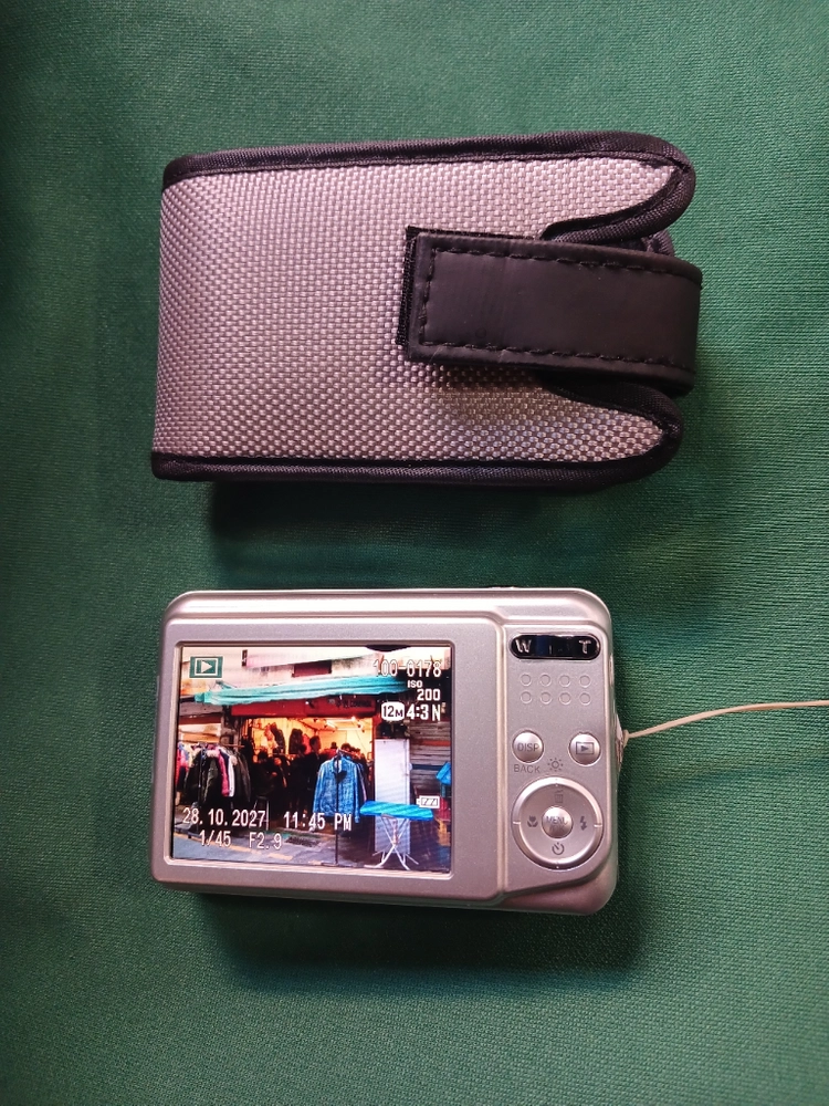 후지필름 FINEPIX AV100 실버 색상 디지털 카메라입니다. 12메가픽셀 화소에 컴팩트한 사이즈로신품수준 이미지