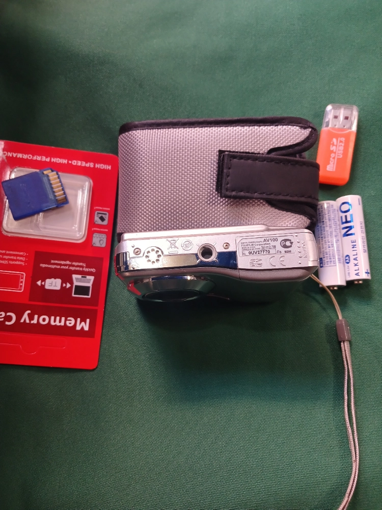 후지필름 FINEPIX AV100 실버 색상 디지털 카메라입니다. 12메가픽셀 화소에 컴팩트한 사이즈로신품수준 이미지