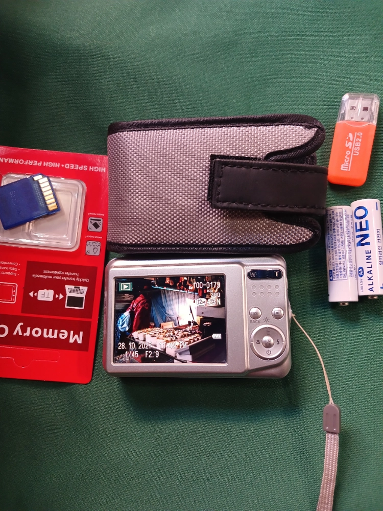 후지필름 FINEPIX AV100 실버 색상 디지털 카메라입니다. 12메가픽셀 화소에 컴팩트한 사이즈로신품수준 이미지