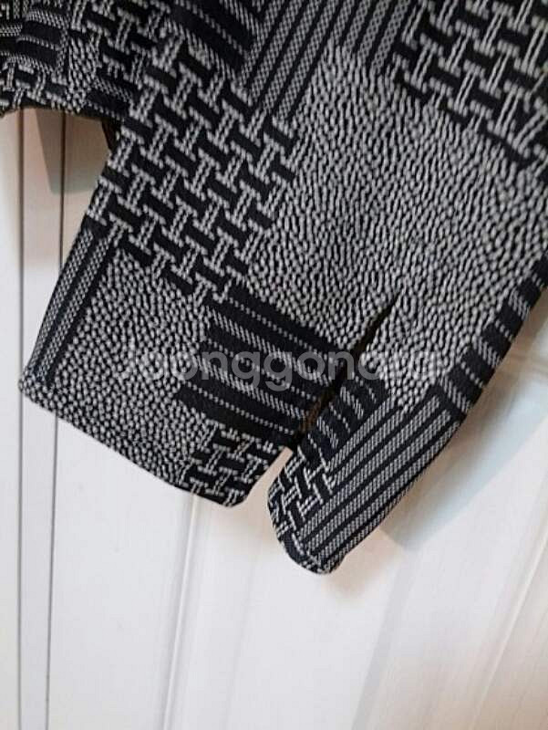 웅가로 블랙&그레이
자켓 겸 블라우스 55사이즈--3